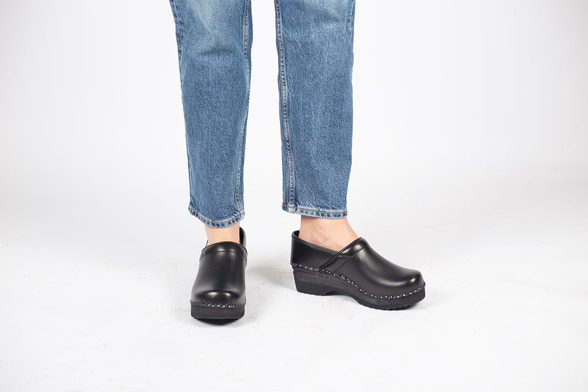 TroentorpトロエントープSwedish Clog Van Gosh Van Gogh Clogs in black leather | Closed back clog shoes from
