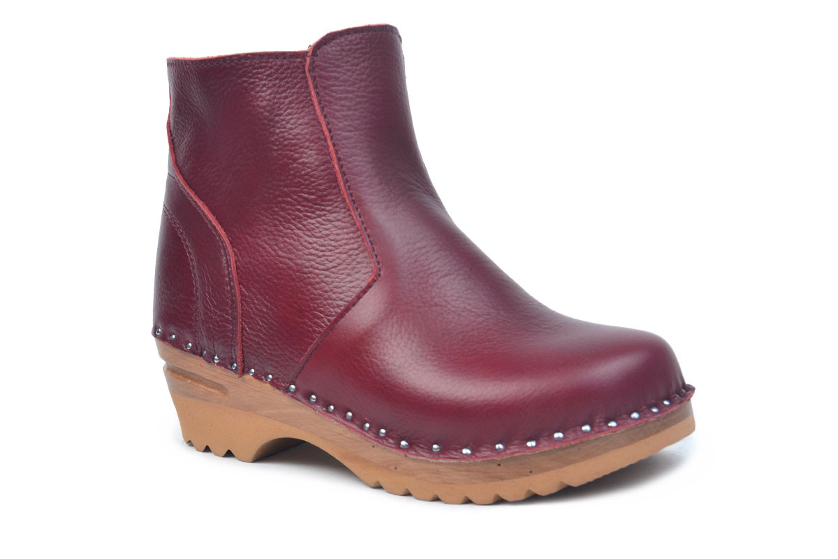 red clog boots