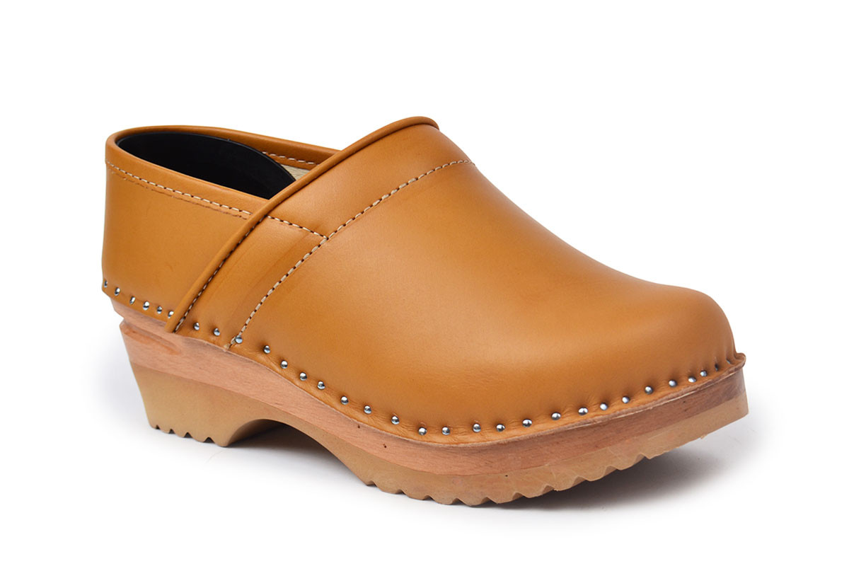 Closed back clog shoe in ocher leather 