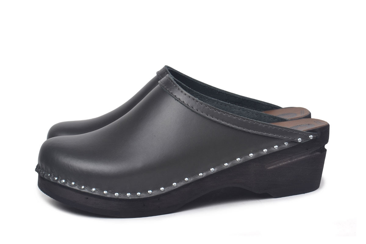 Clogs aus grauem Leder | Troentorp Clogs, Båstad, Schweden