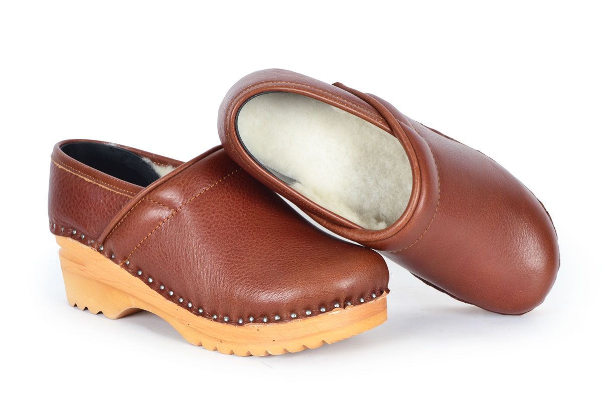 Closed back shearling clog shoe in chestnut brown leather 